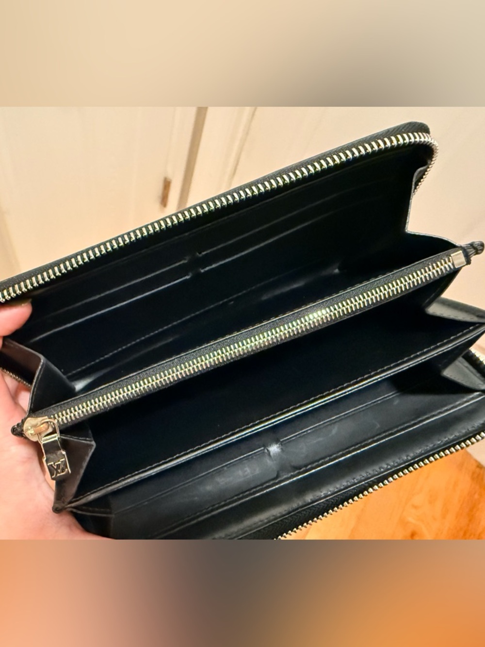 Authentic Louis Vuitton - Black Leather Zippy Wallet - Picture 8 of 10